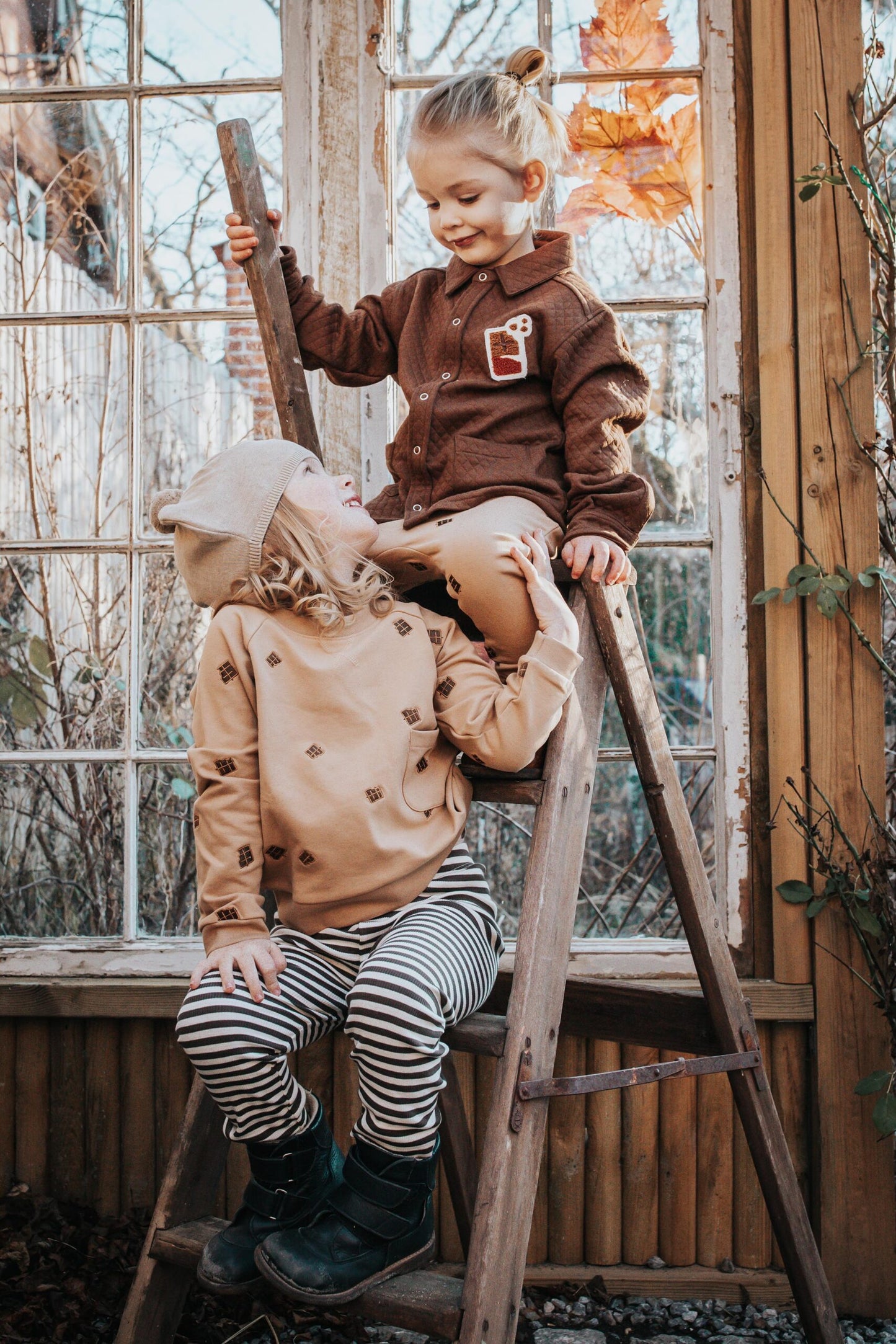 MONSIEUR MINI - Embroidery Chocolate Sweatshirt