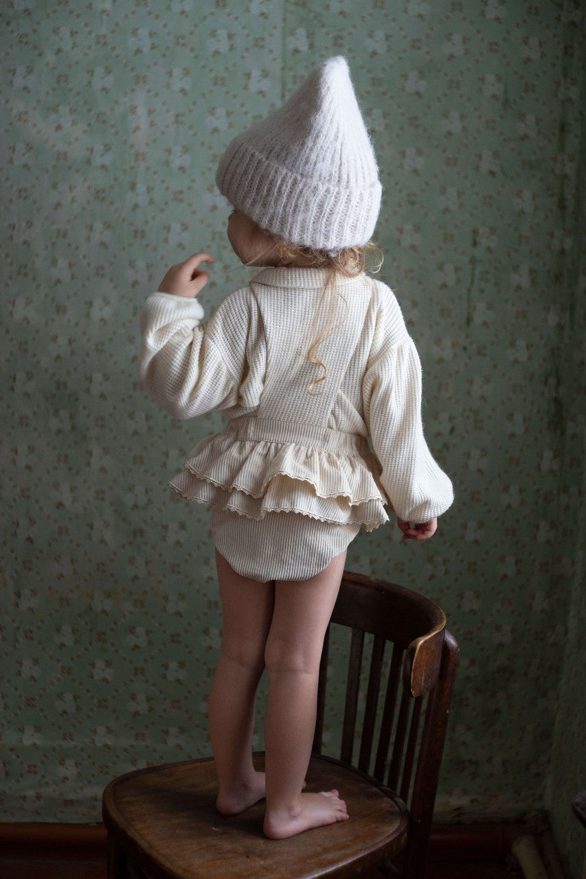 Popelin - Off-white frilled romper suit with bib