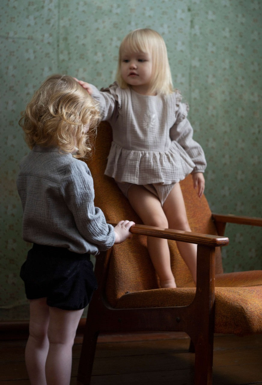 【LAST ONE】Popelin - Taupe organic fabric embroidered romper suitwith pintucks