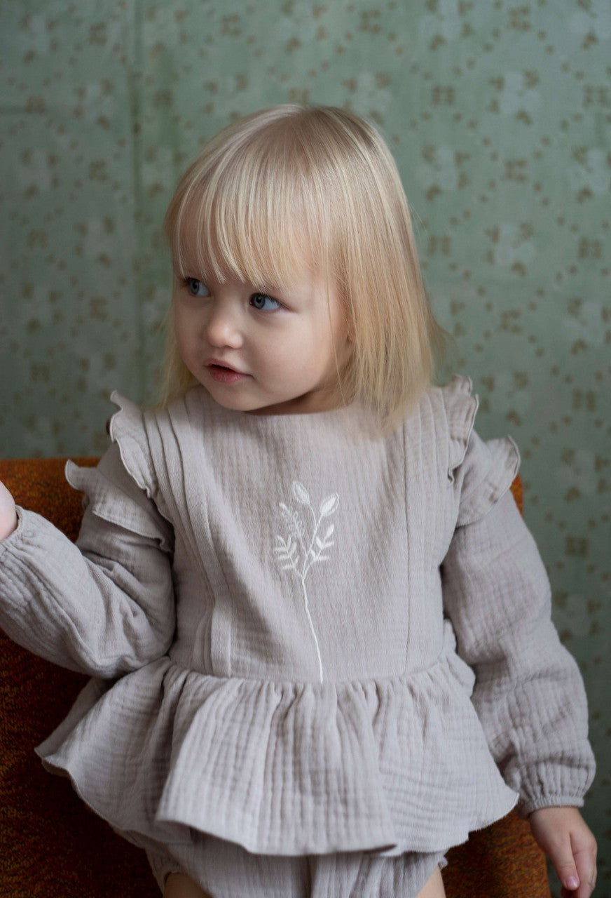 【LAST ONE】Popelin - Taupe organic fabric embroidered romper suitwith pintucks