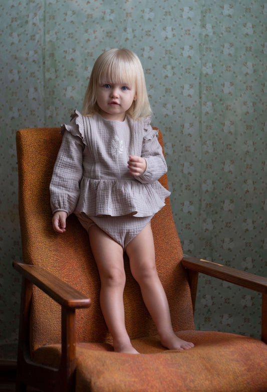 【LAST ONE】Popelin - Taupe organic fabric embroidered romper suitwith pintucks